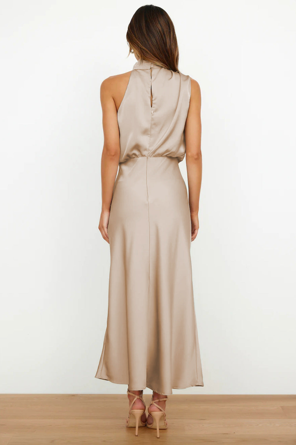 FERNANDA™ | Vestido Midi Que Faz Você Se Sentir a Mulher Mais Elegante da Sala