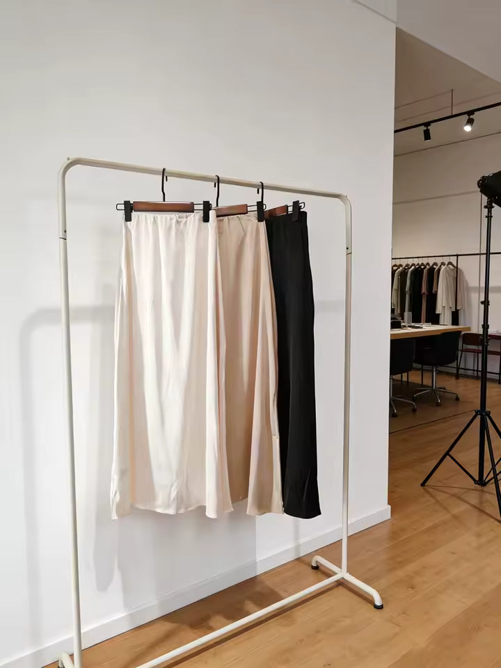 CORA™ | Saia Midi Que Faz Você Se Sentir a Mulher Mais Elegante da Sala